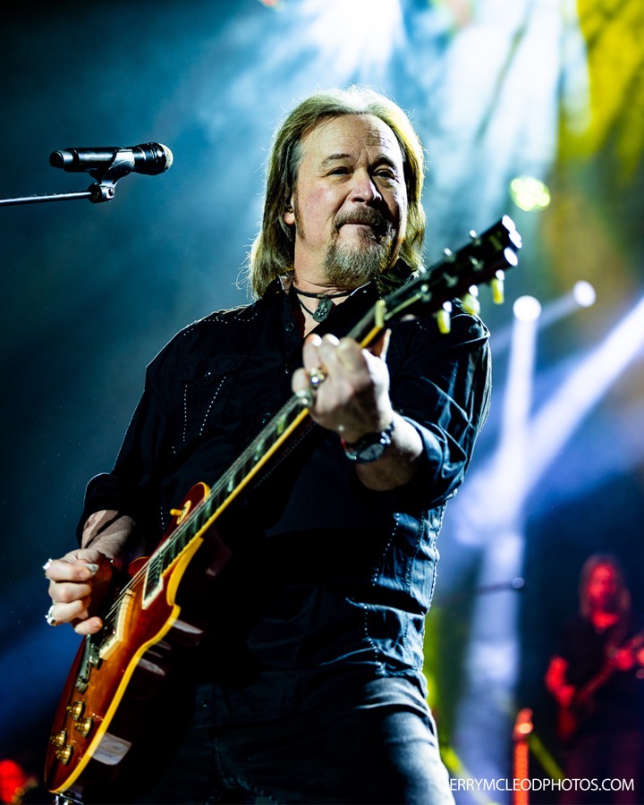 Travis Tritt performing at Township Auditorium